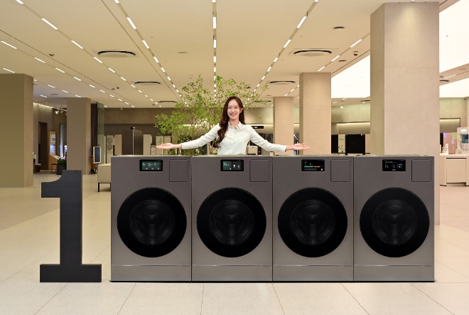 삼성전자 모델이 삼성스토어 대치점에서 국내 누적 판매량 1만대를 돌파한 '비스포크 AI 콤보'를 소개하는 모습