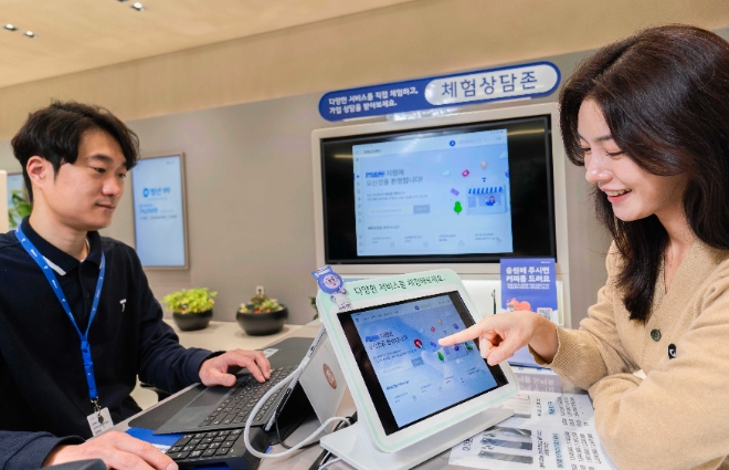 SK텔레콤은 고객 편의 및 신뢰도 향상을 위해 전국 공식 인증 매장에 실시간 화면 미러링이 적용된 고객용 태블릿을 비치하고, AI 고객 모델링을 활용해 더욱 정교해진 개인별 추천 서비스를 제공한다고 11일 밝혔다. 