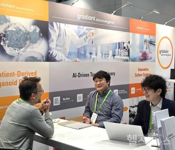 그래디언트바이오컨버전스이진근대표(오른쪽)및관계자가자사부스에서관람객에게PDO기반의혁신신약타깃발굴플랫폼을소개하고있다.