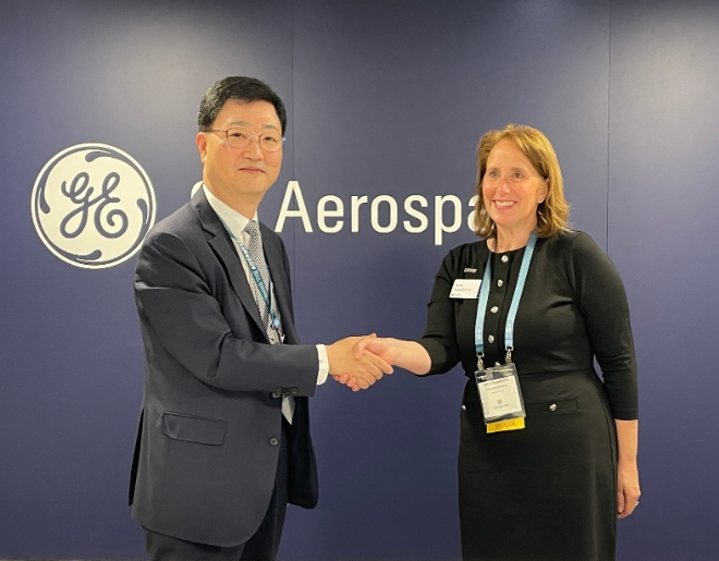 주원호 HD현대중공업 특수선사업대표(왼쪽), 리타 플래허티(Rita Flaherty) GE에어로스페이스 부사장이 협약식 후 기념 촬영하고 있다. / 사진=HD현대중공업 제공