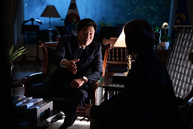 ‘지배종’ 이희준, 쫄깃한 긴장감 선사한 첫 등장…큰 욕망 지닌 국무총리 선우재로 완벽 변신
