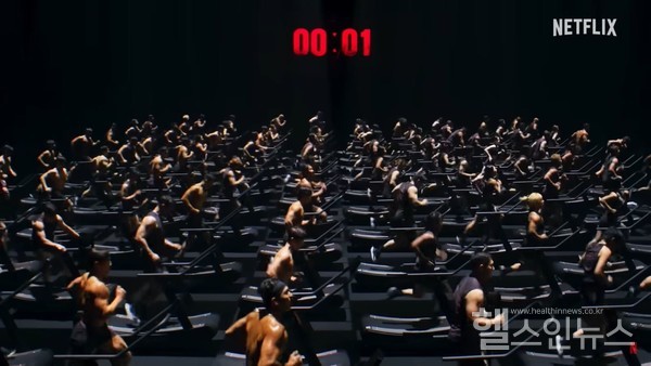 ‘피지컬:100–언더그라운드’에서무동력트레드밀달리기퀘스트를수행하는참가자들(사진:유투브‘NetflixKorea넷플릭스코리아’)