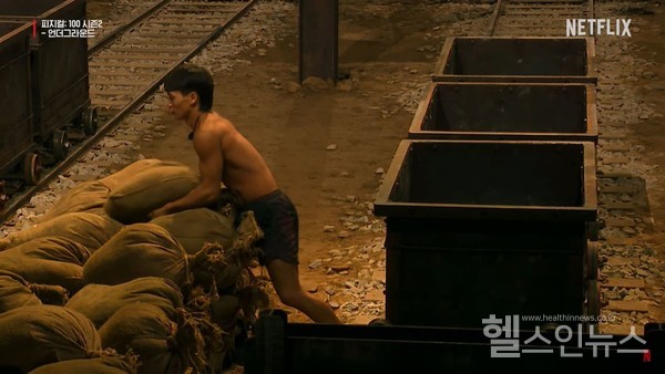 ‘피지컬:100–언더그라운드’에서광산운송전퀘스트를수행하는참가자들(사진:유투브‘NetflixKorea넷플릭스코리아’)