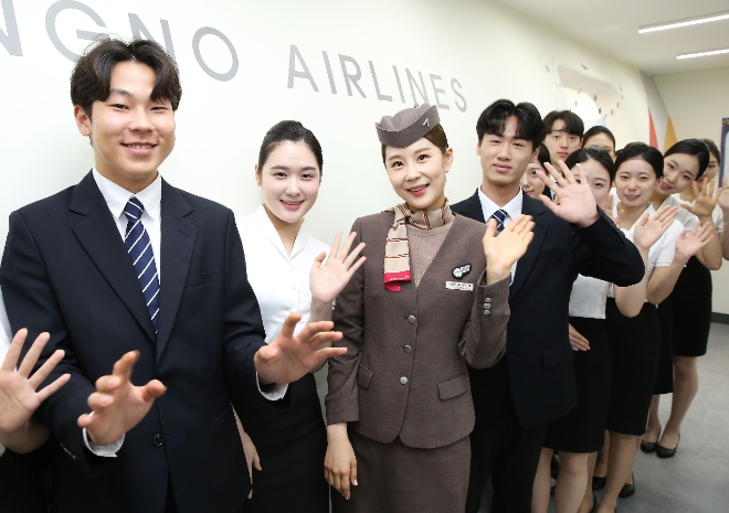 아시아나항공은 서울 종로구 종로산업정보학교에서 항공서비스학과 고등학생 20명을 대상으로 직업강연 프로그램인 ‘색동나래교실’을 열었다고 11일 밝혔다. 사진은 '색동나래교실'에 참여한 아시아나항공 승무원과 항공서비스학과 학생들이 기념 촬영을 하는 모습. (사진 = 아시아나항공 제공)