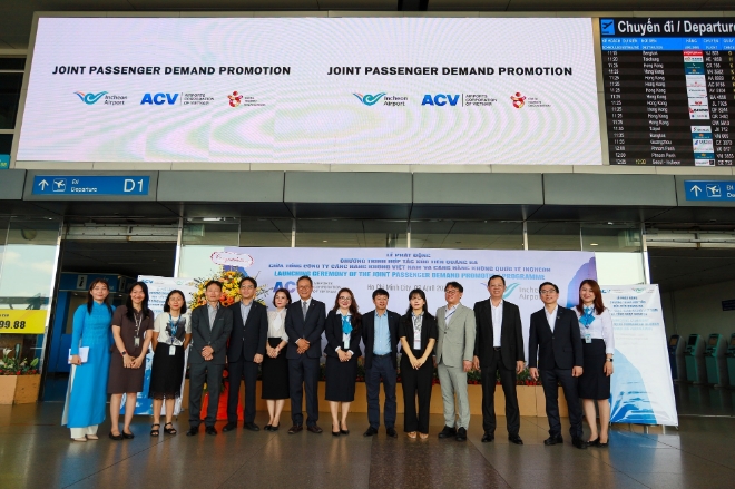 사진=김헌준 인천국제공항공사 국제협력혁신팀 팀장(가운데)과 응웬 가오 꿍 베트남 공항공사 부사장(왼쪽에서 아홉 번째)이 참석자들과 함께 기념사진을 찍고 있다.