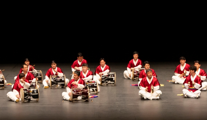 11일 대전예술의전당 아트홀에서 열린 ‘제1회 크라운해태 한음회’ 대전공연에서 크라운해태제과 임직원 국악동아리 ‘꿈을 굽는 사물놀이’팀이 ‘영남사물놀이’를 공연하고 있다. / 사진=크라운해태 제공