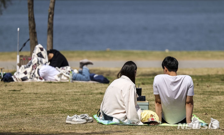 완연한 봄 날씨를 보인 지난 9일 서울 서초구 반포한강공원에서 가벼운 옷차림을 한 시민들이 휴식을 취하고 있다.