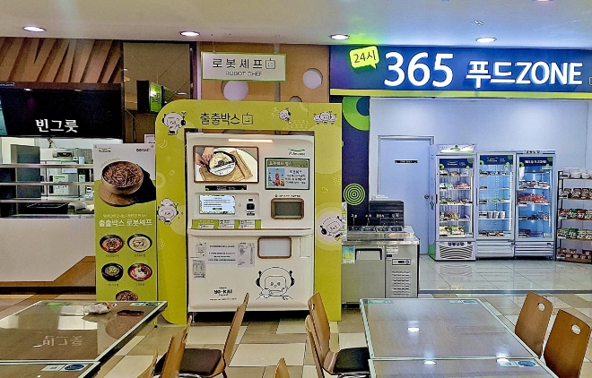 풀무원푸드앤컬처가 운영하는 호남고속도로 이서휴게소에 로봇셰프(왼쪽)와 풀무원존(오른쪽)이 설치돼 있다. / 사진=풀무원 제공