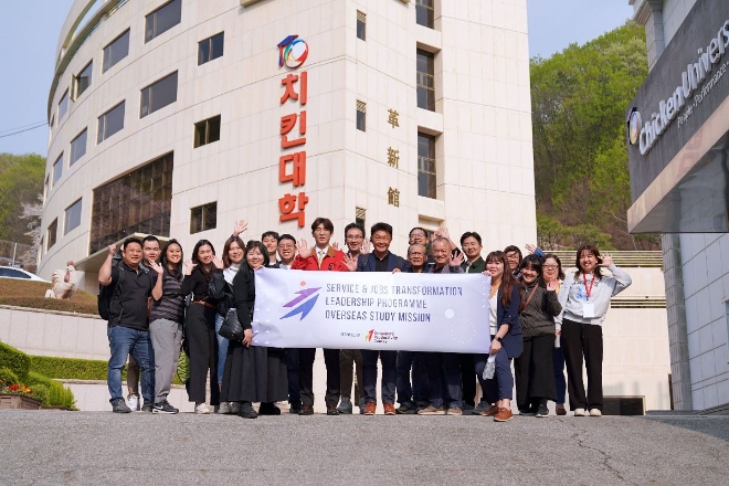 제너시스BBQ 그룹이 지난 11일 경기도 이천 치킨대학서 싱가포르 외식기업 고위 경영진 20여 명을 대상으로 기업설명회를 개최했다. / 사진=제너시스BBQ 제공