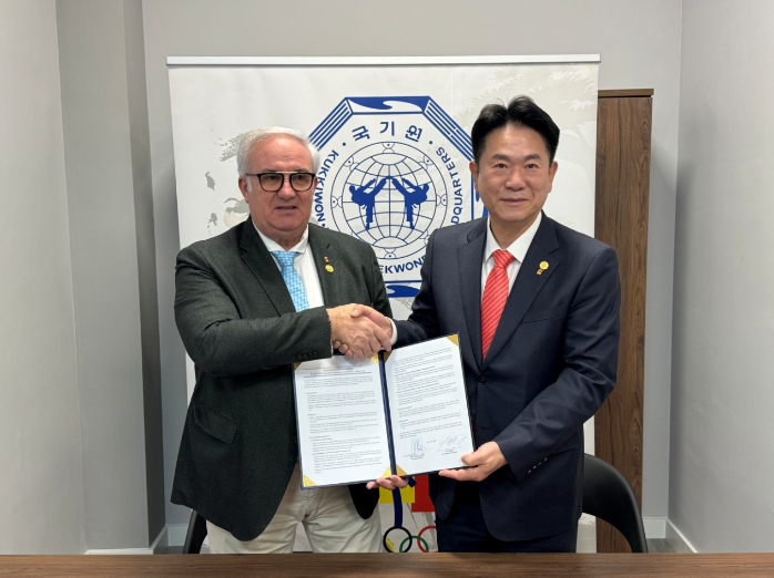 사진=4월 11일 스페인 알리칸테에서 사무소 설치를 위한 업무협약식에서 이동섭 국기원장과 헤수스 카스테야노스 푸에블라스 스페인태권도협회장이 서명 후 기념사진을 촬영하고 있는 모습