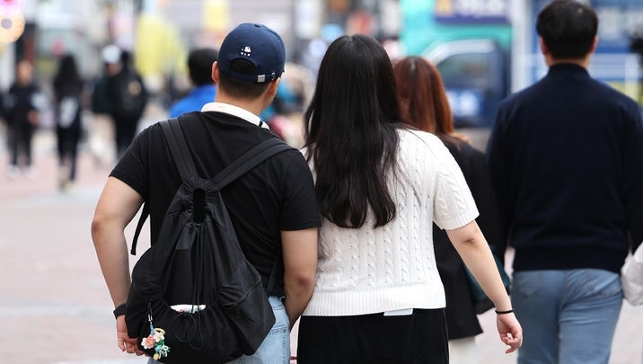 낮 최고기온이 24도까지 올라 포근한 날씨를 보인 지난 2일 대구 중구 동성로에서 시민들이 반팔을 입고 길을 걷고 있다.