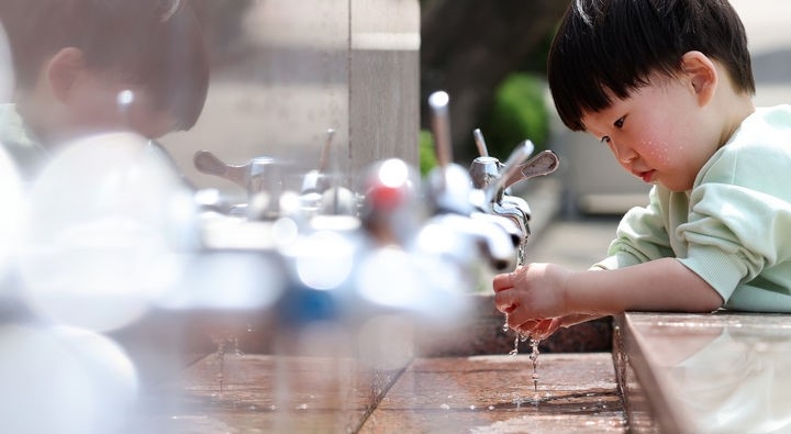 대구 낮 최고기온이 25도까지 오르며 초여름 날씨는 보인 12일 대구 중구 달성공원에 설치된 음수대에서 한 어린이가 손을 씻고 있다.