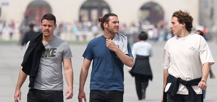 서울 최고기온이 24도 안팎을 기록한 지난 8일 서울 종로구 광화문광장에서 관광객들이 겉옷을 벗고 반팔 차림으로 산책을 하고 있다.