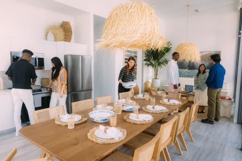 사진=미국 플로리다주 마이애미월드센터에 위치한 모델하우스에서 관계자들이 스마트싱스로 연결된 삼성 제품들을 체험하고 있다