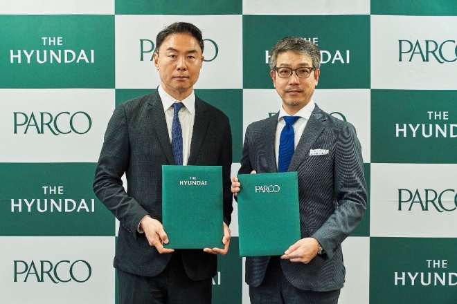 정지영 현대백화점 사장(왼쪽)과 카와세 켄지 파르코 사장이 업무 협약 후 기념 촬영하고 있다. / 사진=현대백화점 제공