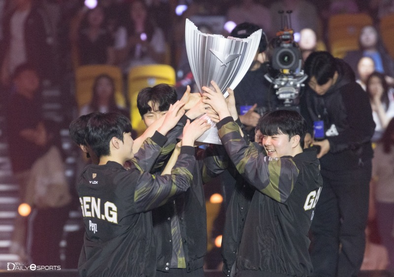 젠지, LCK 최초 4연속 우승 달성…'왕조' 이어간다