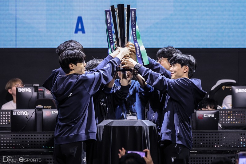 2024 PWS 페이즈1 우승 트로피를 든 광동.