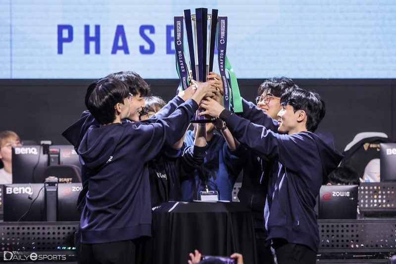 2024 PWS 페이즈1 우승 트로피를 든 광동.