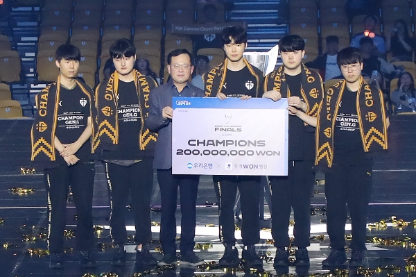 지난 14일 서울 올림픽공원 KSPO DOME에서 열린 ‘2024 LCK 스프링 스플릿’ 결승전에서 우리은행 조병규 은행장(왼쪽 세번째)이 우승팀 젠지에 시상을 하고 함께 기념사진을 촬영하고 있다. / 사진=우리은행 제공