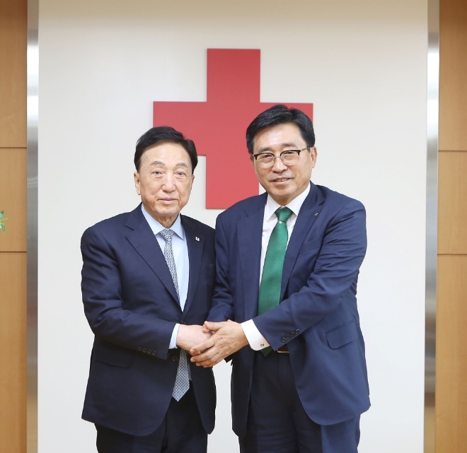 김춘진 한국농수산식품유통공사 사장(오른쪽)과 김철수 대한적십자사 회장이 기념 촬영하고 있다. / 사진=한국농수산식품유통공사 제공