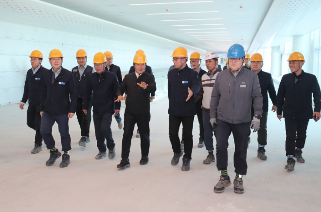 이학재 인천공항공사 사장(가운데) 및 경영진이 인천공항 제2여객터미널 확장 골조 및 마감공사(동) 현장을 찾아 관계자들과 함께 건설공사 진행상황을 점검하고 있다. / 사진=인천공항공사 제공