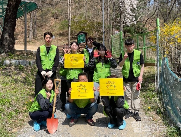 제뉴파마참나무묘목심기봉사이미지