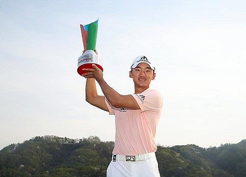 사진=우승 트로피를 든 윤상필