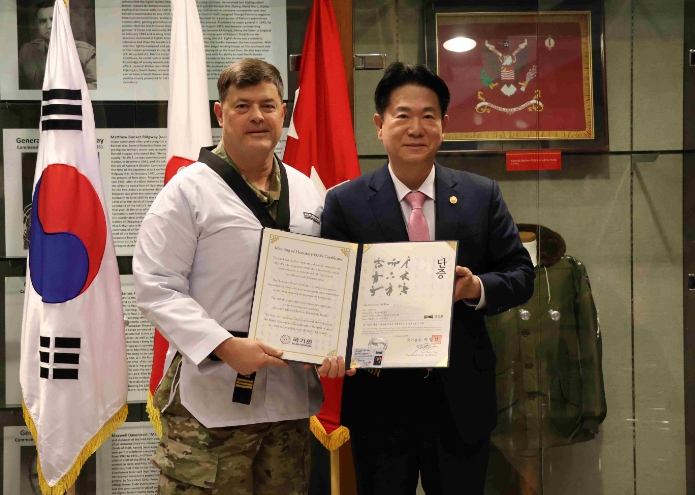 국기원, 월러드 벌러슨 미 8군사령관에게 명예단증 수여