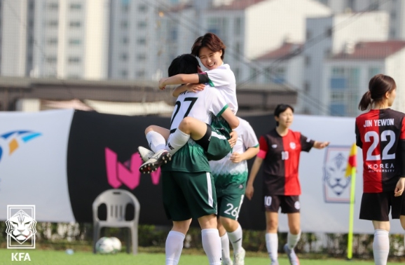 사진=이화여대 ESSA(흰색 상의)와 고려대 VAMOS FC(빨강-검정 상의)의 경기에서 ESSA 선수들이 골 세리머니를 펼치고 있다.