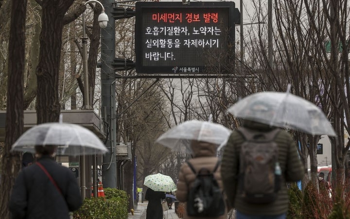지난달 29일 서울  중구 시청역 인근에 설치된 전광판에 미세먼지 경보 발령 안내문이 나오고 있는 모습. 