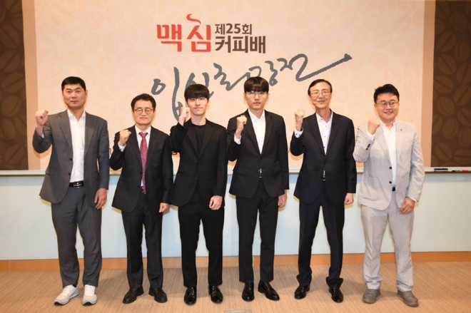 김명훈 9단, 신진서 9단, 최상인 동서식품 홍보상무(왼쪽 세 번째부터)를 비롯한 관계자들이 기념 사진을 촬영하고 있다. / 사진=동서식품 제공