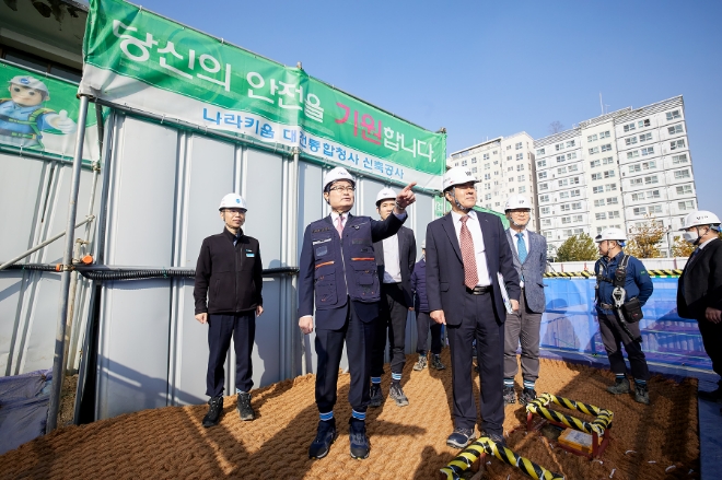 나라키움 대전통합청사 건설 현장에서 권남주 캠코 사장(왼쪽에서 두 번째)이 안전사고 예방을 위한 특별 안전점검을 진행하고 있다. / 사진=캠코 제공