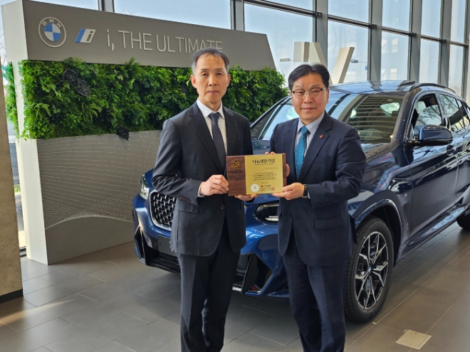 사진=왼쪽부터 ㈜바바리안모터스 조재천 대표, 인천공동모금회 박용훈 사무처장