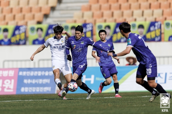 사진=코리아컵 2라운드 진주시민축구단과 충남아산FC의 경기 장면.