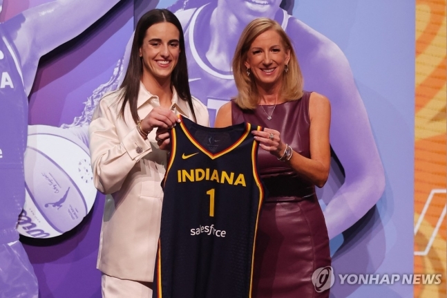 '여자농구 최고 스타' 클라크, WNBA 인디애나 지명.. 화려한 스펙 '평균 28.4점 8.2어시스트 7.1리바운드'