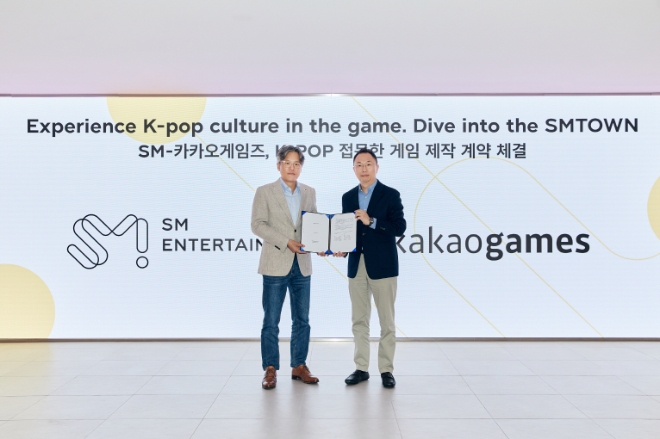 카카오게임즈는 SM엔터테인먼트(SM엔터)와 IP(지식재산권) 라이선스 계약을 체결하고, 소속 아이돌 그룹을 활용한 모바일 게임 개발 계획을 공개했다고 16일 밝혔다. 사진은 (좌측부터)SM엔터테인먼트 장철혁 대표와 카카오게임즈 한상우 대표가 라이선스 계약 후 기념촬영을 하는 모습. (사진 = 카카오게임즈 제공)