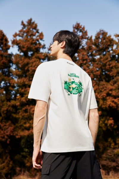 효성티앤씨는 제주개발공사, 디스커버리 익스페디션과 협업한 ‘제주 리사이클 에디션’ 티셔츠 4종을 출시했다고 16일 밝혔다. 사진은 디스커버리 익스페디션 앰베서더 배우 변우석이 ‘제주 리사이클 에디션’ 티셔츠를 착용한 모습. (사진 = 효성 제공)