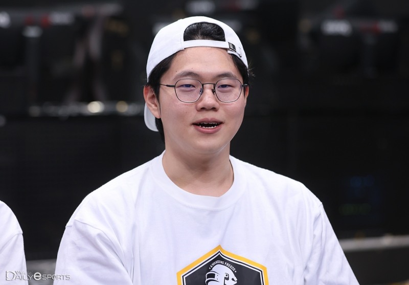 '살루트' 우제현.