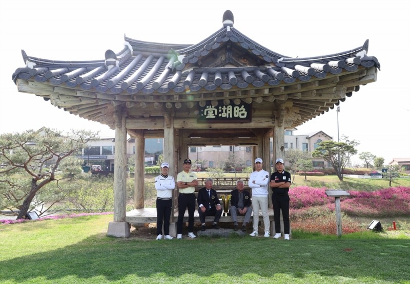 포토콜에 참석한 고군택, 문경준, 문홍식 고문, 강영일 고문, 최진호, 이승민 (좌로부터) 사진=KPGA