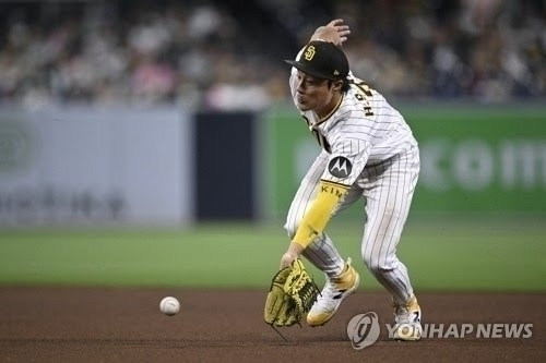 수비하는 김하성