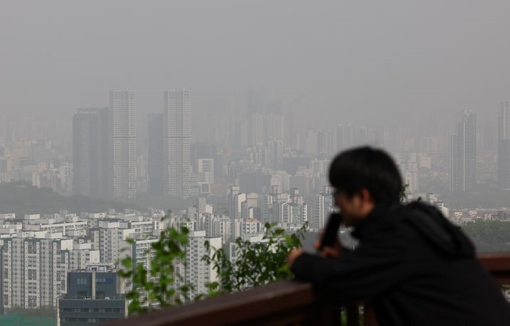 미세먼지 농도가 매우나쁨 수준을 보인 16일 서울 중구 남산에서 바라본 도심이 뿌옇게 흐리다.