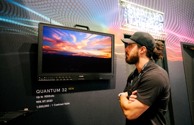 14~17일(현지시간)까지 미국 라스베이거스에서 열리고 있는 방송 장비 전시회 'NAB2024'에서 삼성디스플레이의 31.5형 QD-OLED가 적용된 SmallHD의 레퍼런스 모니터를 관계자들이 감상하고 있다.