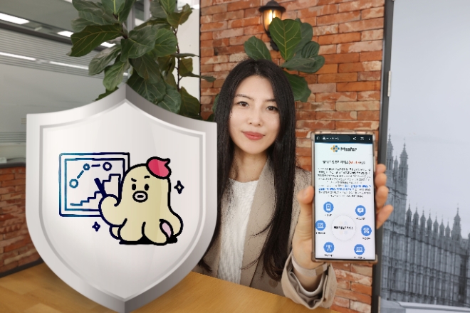 사진=LG유플러스 직원이 ‘U+무너쉴드’ 캠페인을 소개하고 있는 모습.