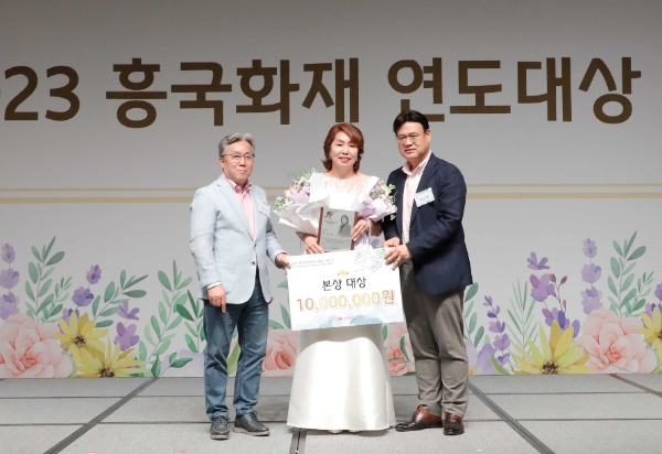 (왼쪽부터) 흥국화재 송윤상 대표이사, 본상대상 수상자 이미선 울산지점 영업팀장, 최강환 개인사업부장이 기념촬영을 하고 있다.