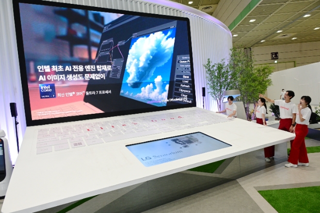 LG전자는 17일부터 3일간 서울 강남구 코엑스에서 열리는 ‘월드IT쇼(WIS) 2024’에 참가해 ‘공감지능(AI)’을 구현하는 혁신 제품들을 선보인다고 밝혔다. 사진은 월드IT쇼 2024 내 설치된 ‘LG 그램 프로’ 조형물의 모습. (사진 = LG전자 제공)