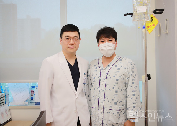 (왼쪽부터)순천향대부천병원비뇨의학과이상욱교수와수술후회복한환자이씨