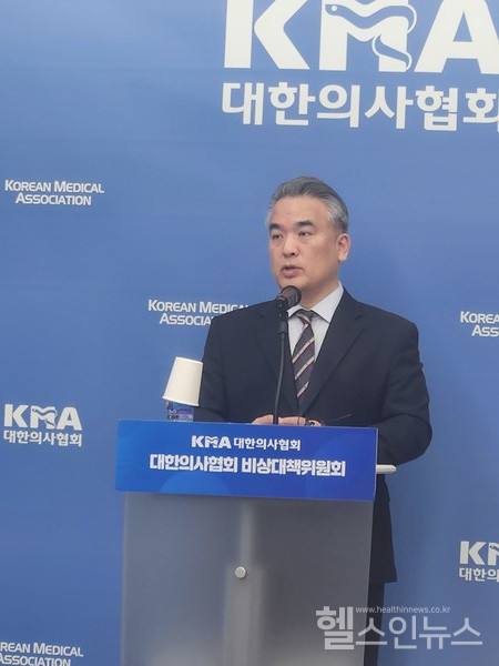 17일김성근의협비대위언론홍보위원장이대통령의모두발언에대한비대위입장문을발표하고있다.