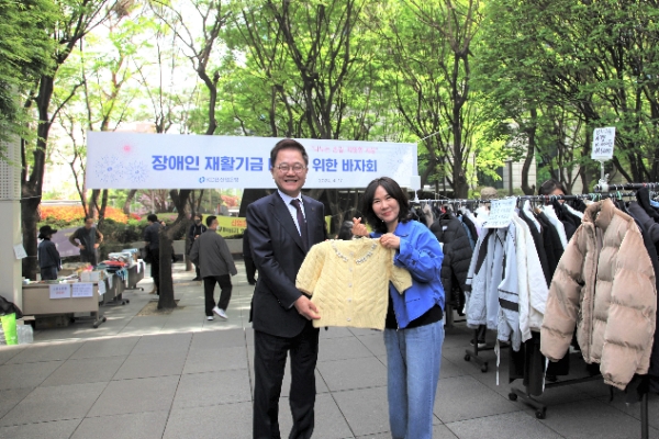 (왼쪽부터) 강석훈 산업은행 회장, 엄종숙 삼성농아원 원장이 기념 사진을 찍고 있다. / 사진=KDB산업은행 제공