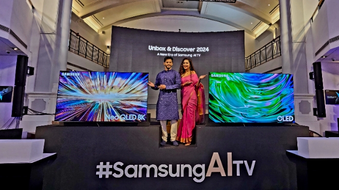 삼성전자 모델이 2024년형 Neo QLED 8K와 삼성 OLED를 소개하고 있다.