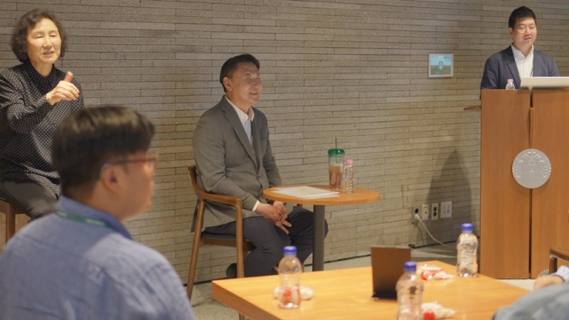 사진=손정현 스타벅스 코리아 대표(가운데)가 오는 20일 장애인의 날을 맞아 장애인 파트너와 간담회를 하고 있다.